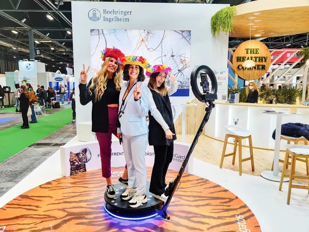 Visiteurs posant dans un photobooth lors d'un événement professionnel — animation stand salon