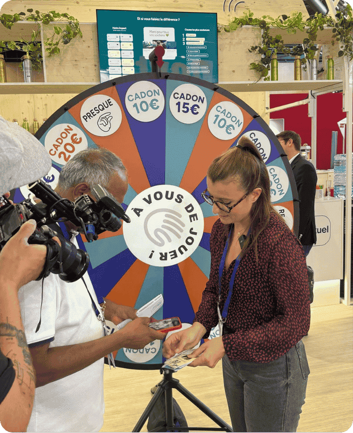 Roue solidaire animation stand salon professionnel — don RSE pour chaque spin visiteur
