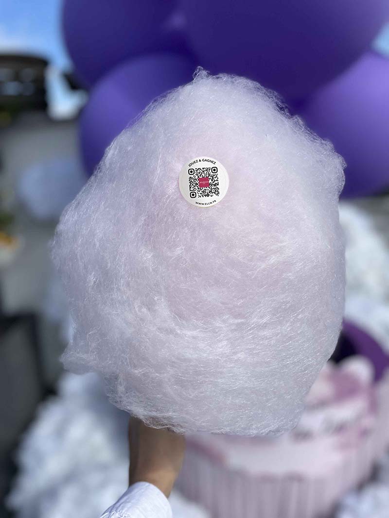 Barbe à papa avec un QR code de démonstration à scanner : il ouvre un jeu concours