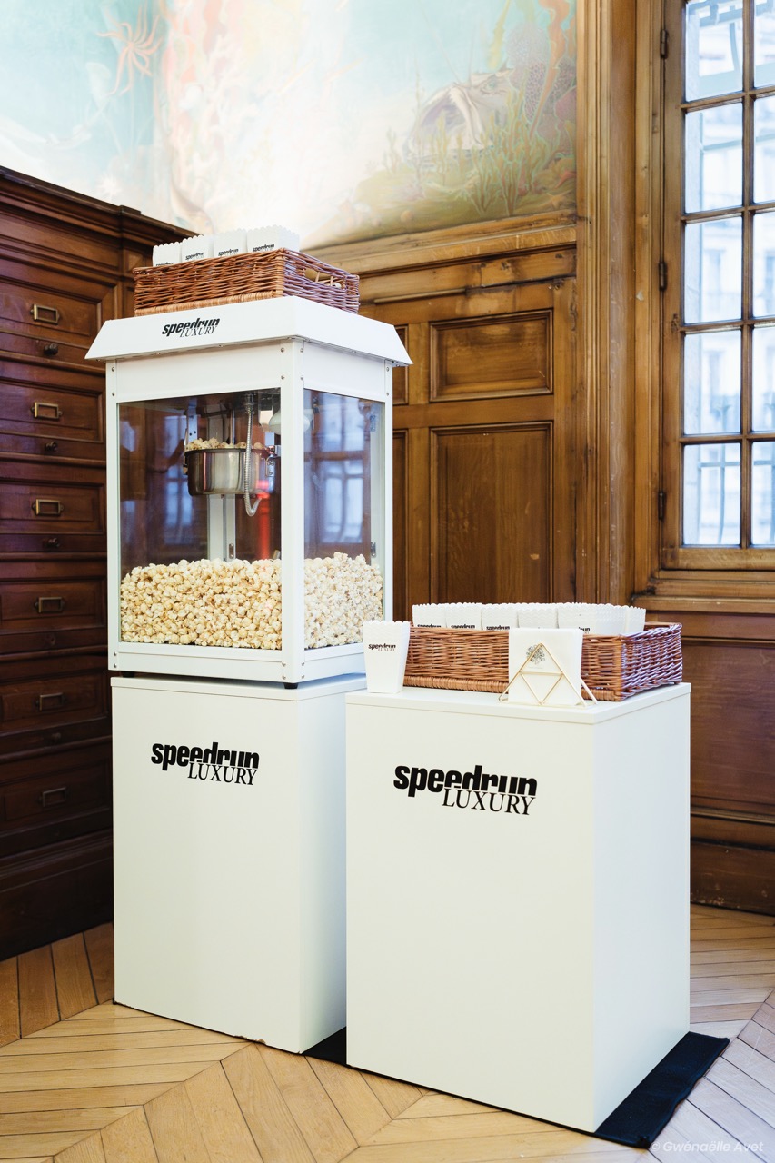 Machine à pop-corn haut de gamme installée pour un événement d'entreprise