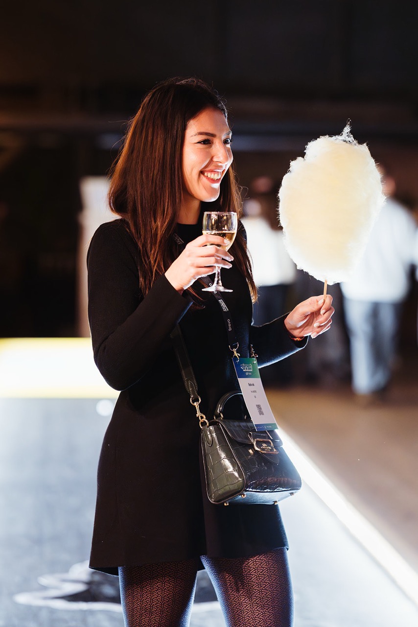 Invités d'une soirée corporate J'ai un pote dans la com devant le stand gourmand