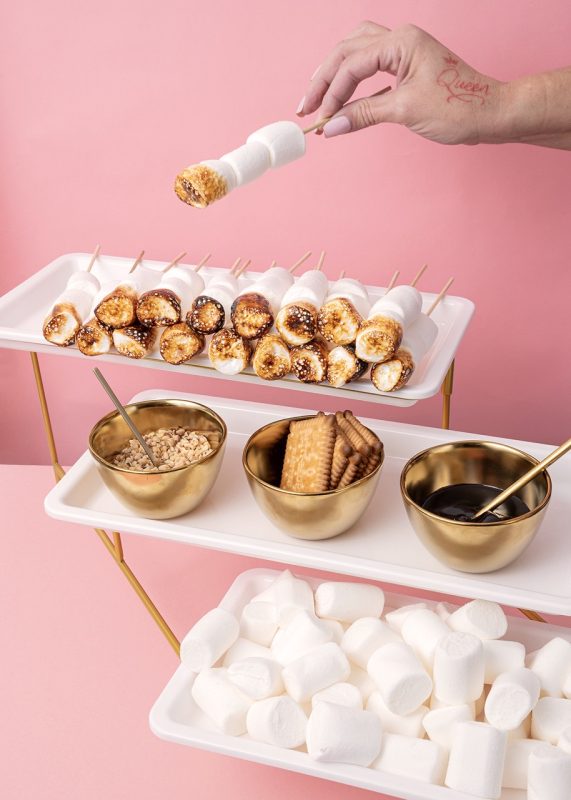 Bar à marshmallow royal avec guimauves roses, toppings et torchon griffé Maison de la Barbe à Papa