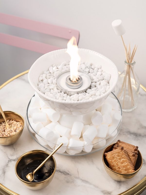 Centre de table avec flamme pour grillage de marshmallows et accessoires gourmands dorés
