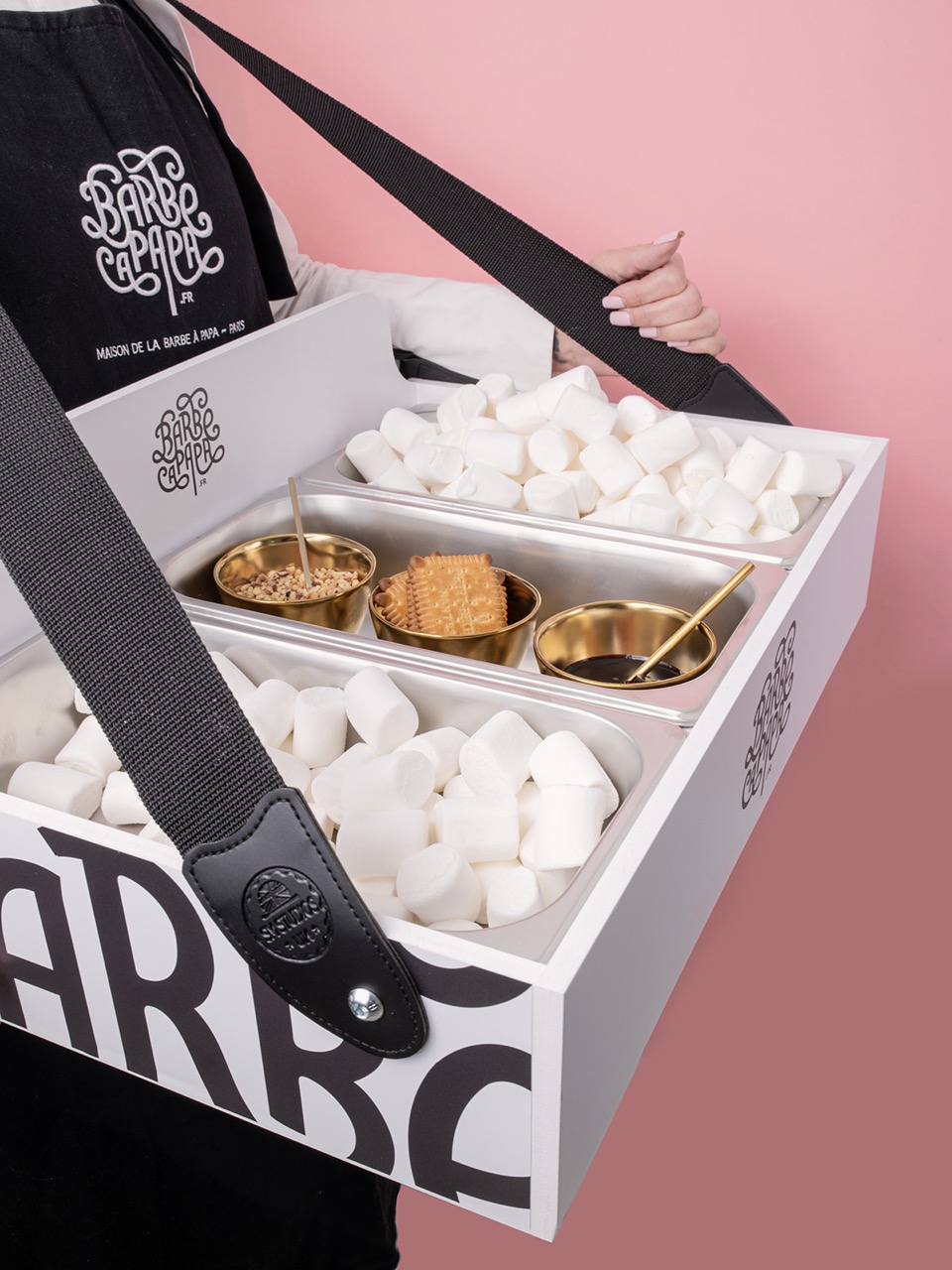 Panier mobile rose pastel pour animation marshmallow grillé, signé Maison de la Barbe à Papa