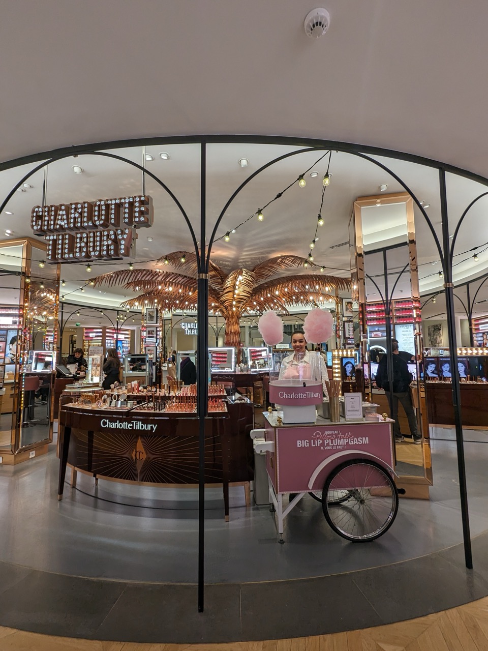 Charrette personnalisée Charlotte Tilbury au Bon Marché