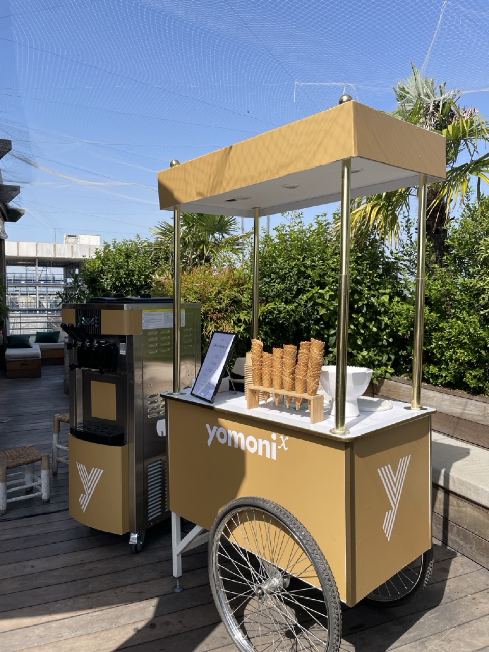 Stand de traiteur événementiel aux couleurs de la marque Yomoni
