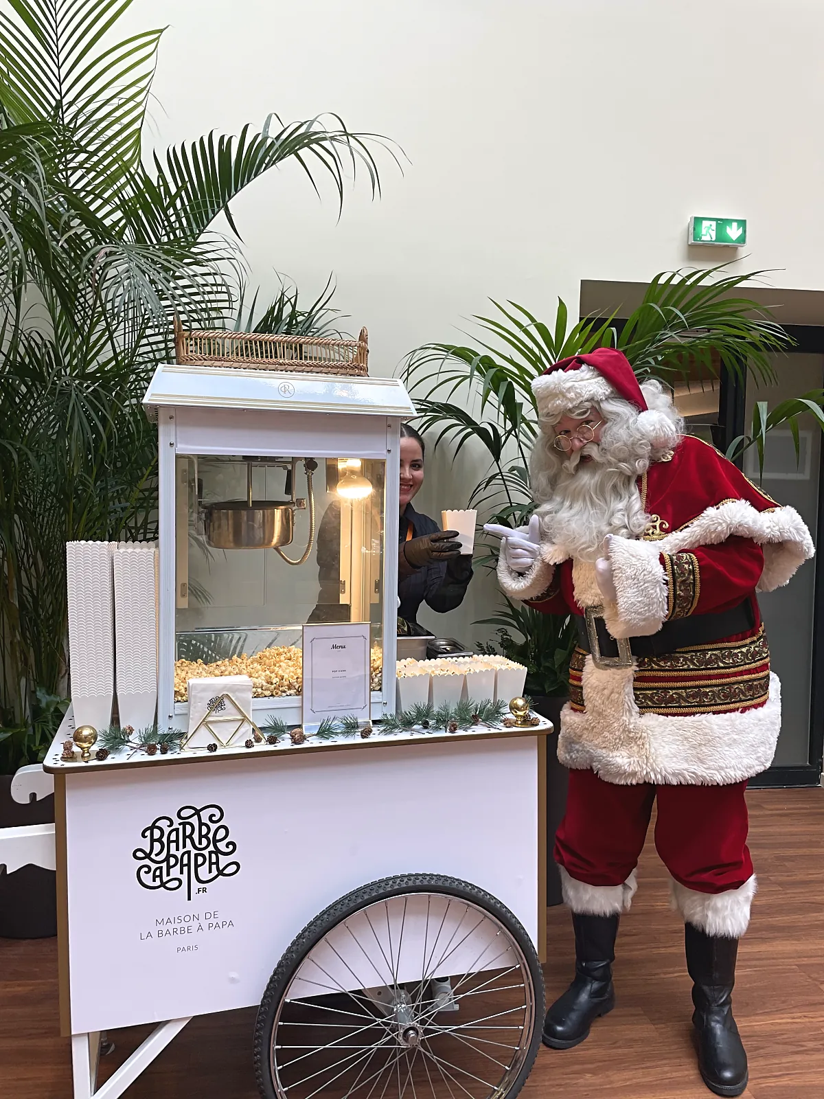 Père Noël servi au stand pop-corn lors d'un arbre de Noël d'entreprise