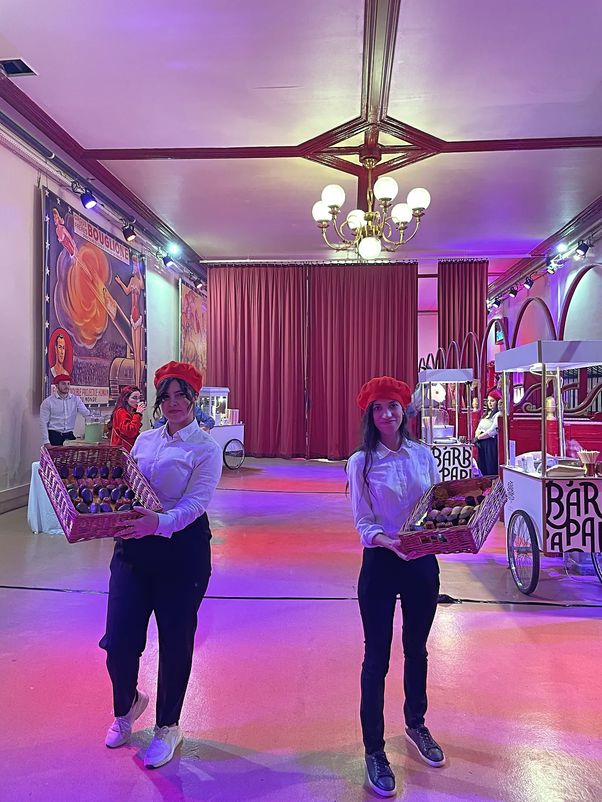 Arbre de Noël Lafarge au Cirque d'Hiver Bouglione : animatrices en béret rouge servant des plateaux de gourmandises en salle