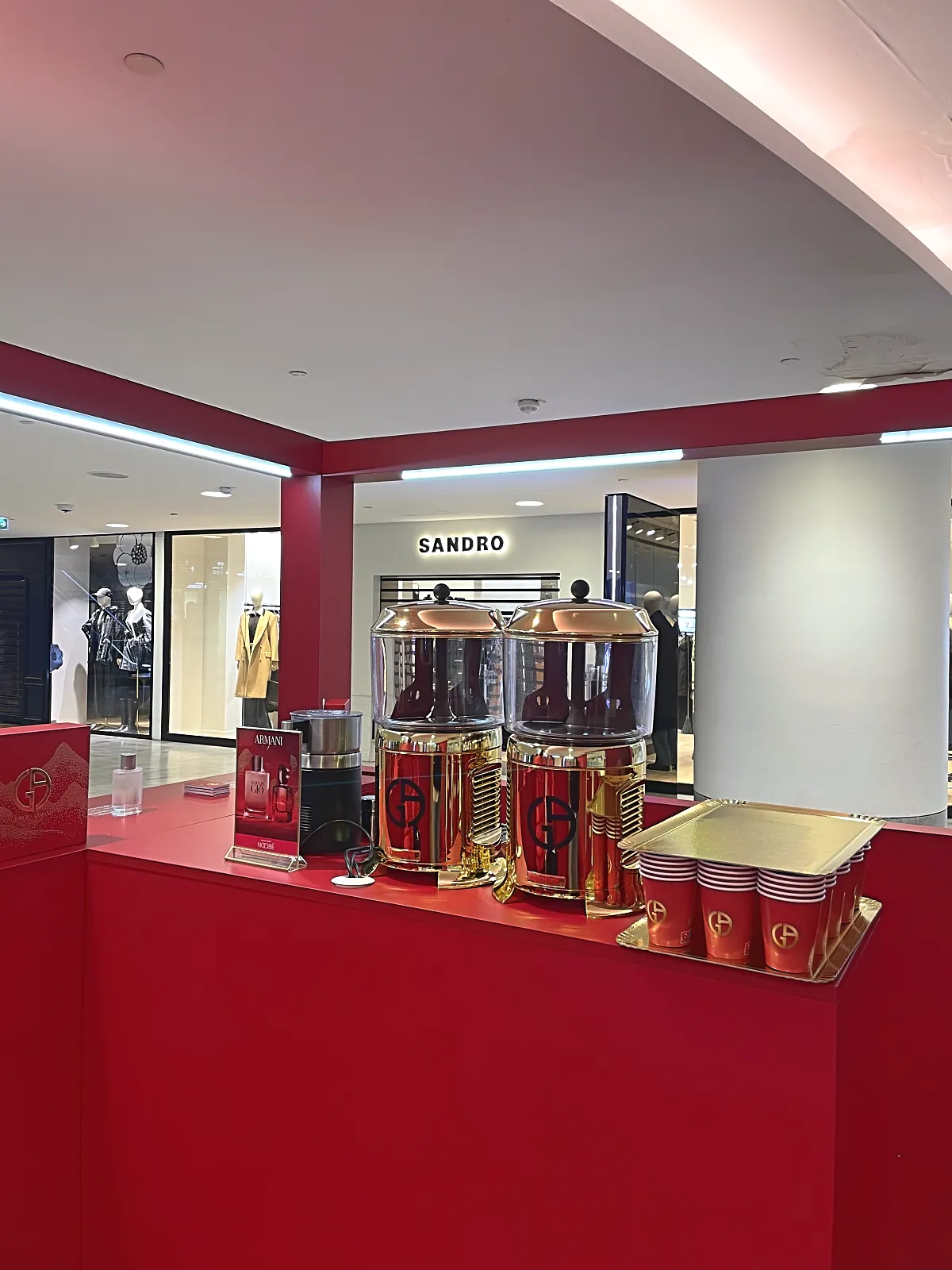 Corner Armani Beauty et son stand chocolat chaud dans la galerie du centre commercial