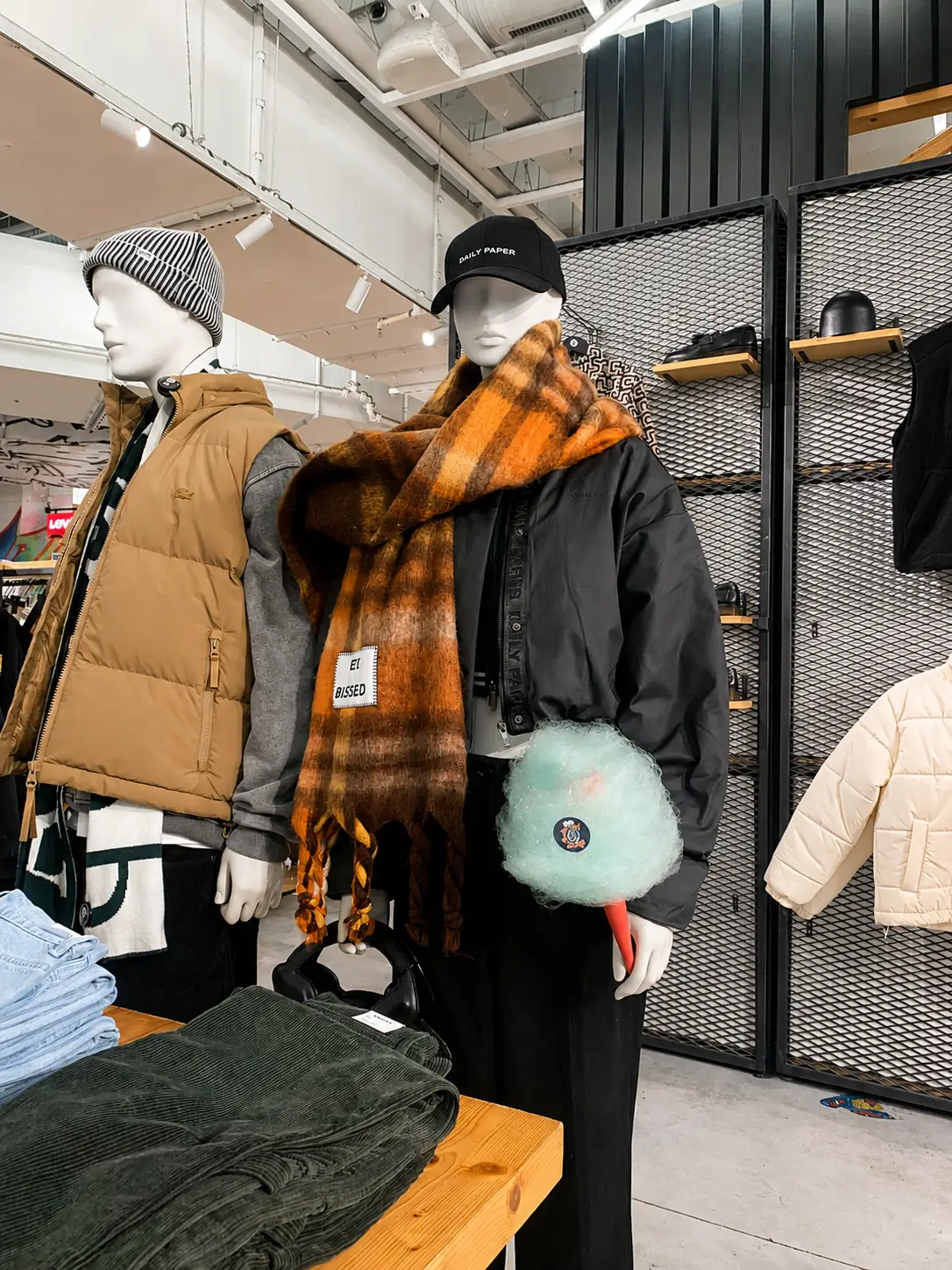 La vitrine, en plan large