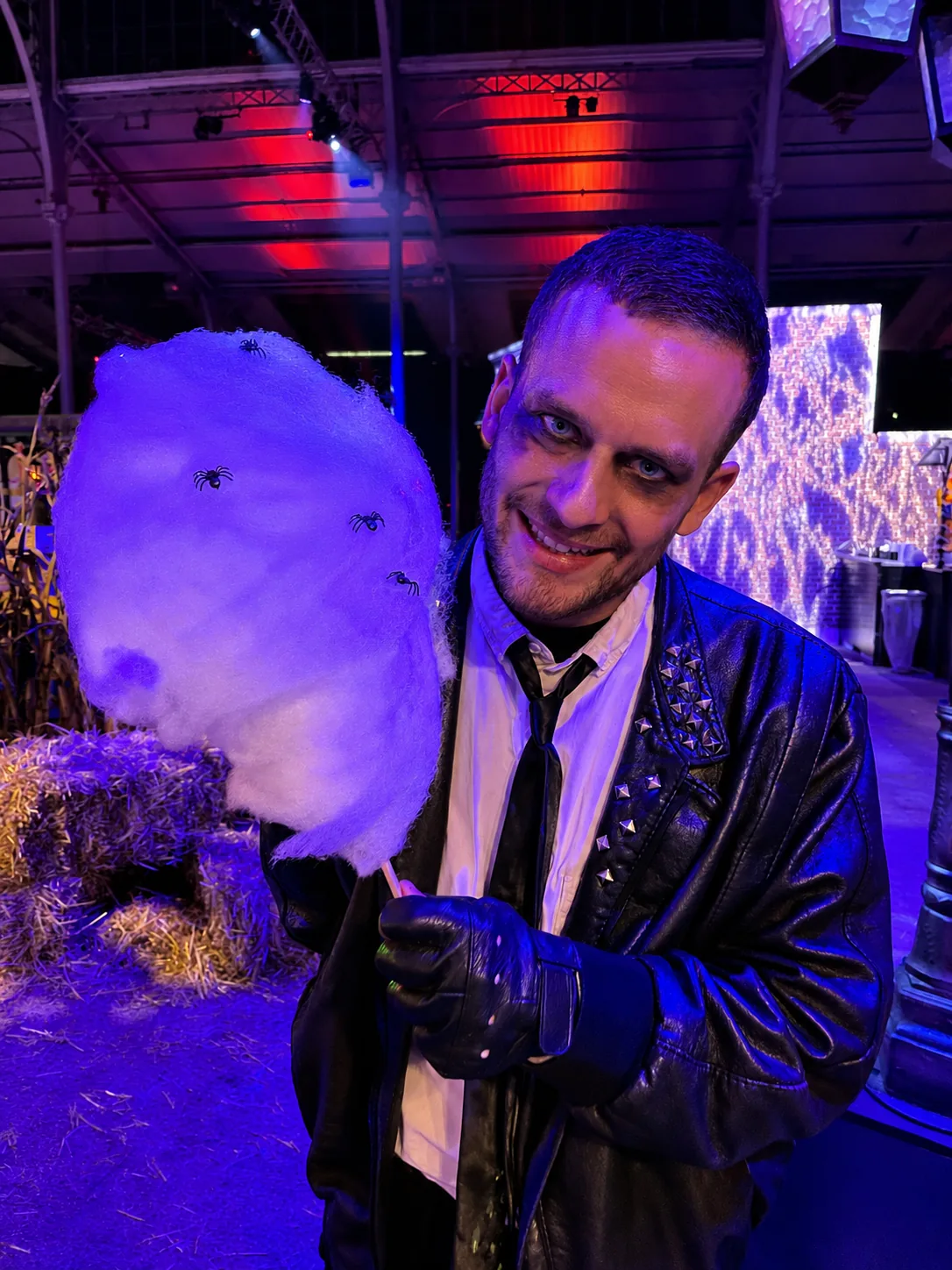 Invité costumé et maquillé pour Halloween avec sa barbe à papa décorée d'araignées