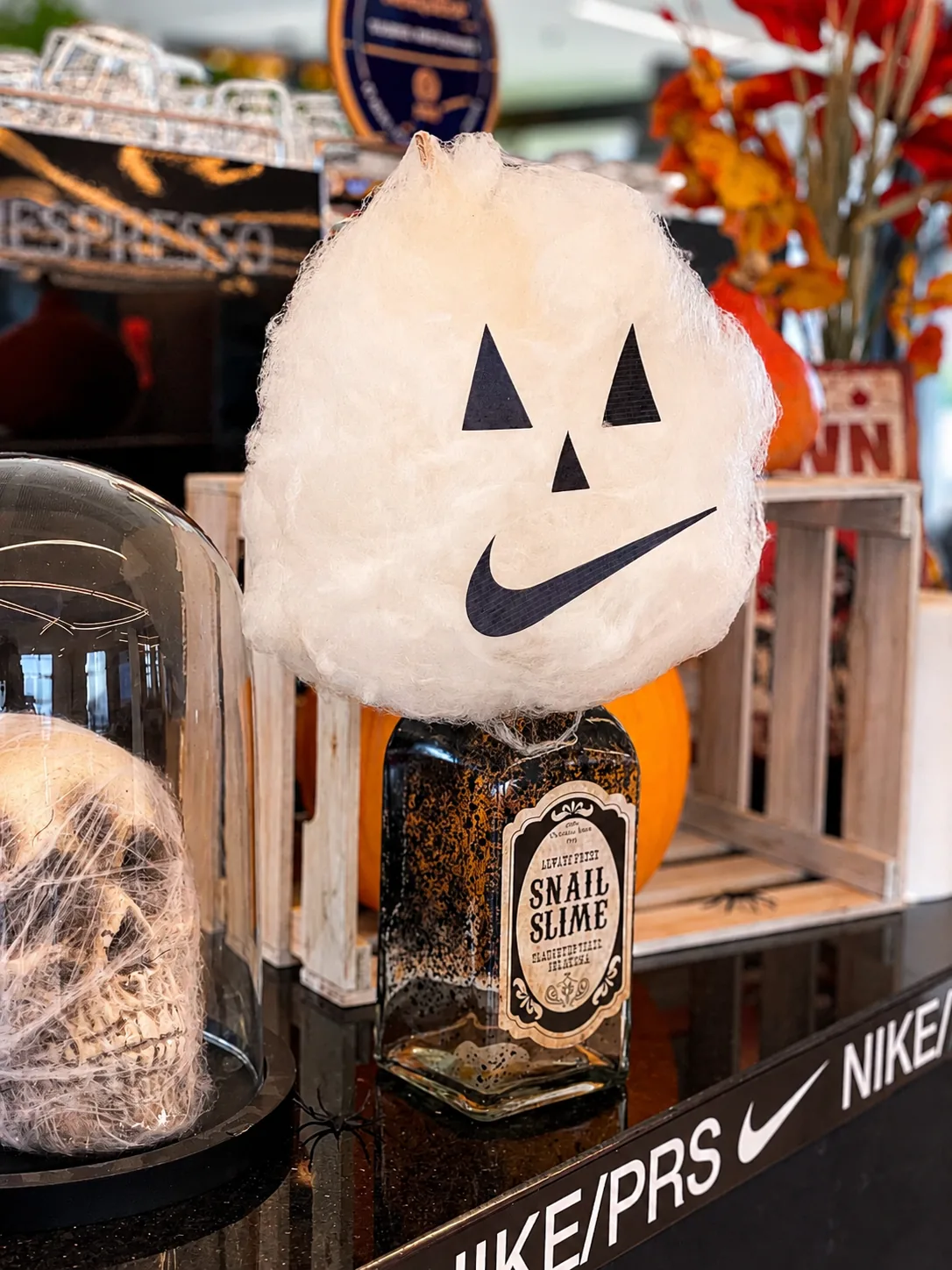Barbe à papa fantôme au swoosh Nike posée sur le buffet d'Halloween