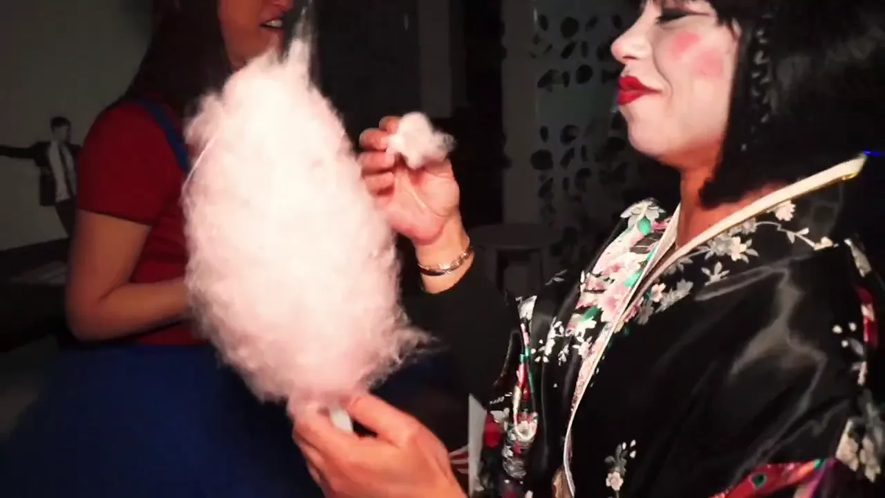 Soir&eacute;e d'Halloween en entreprise anim&eacute;e par Maison de la Barbe &agrave; Papa : invit&eacute;s costum&eacute;s et barbe &agrave; papa