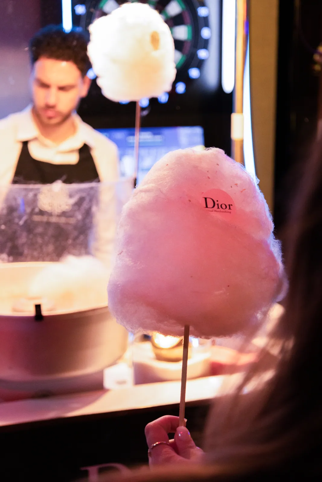 Barbe à papa personnalisée d'une pastille comestible imprimée au logo de la marque