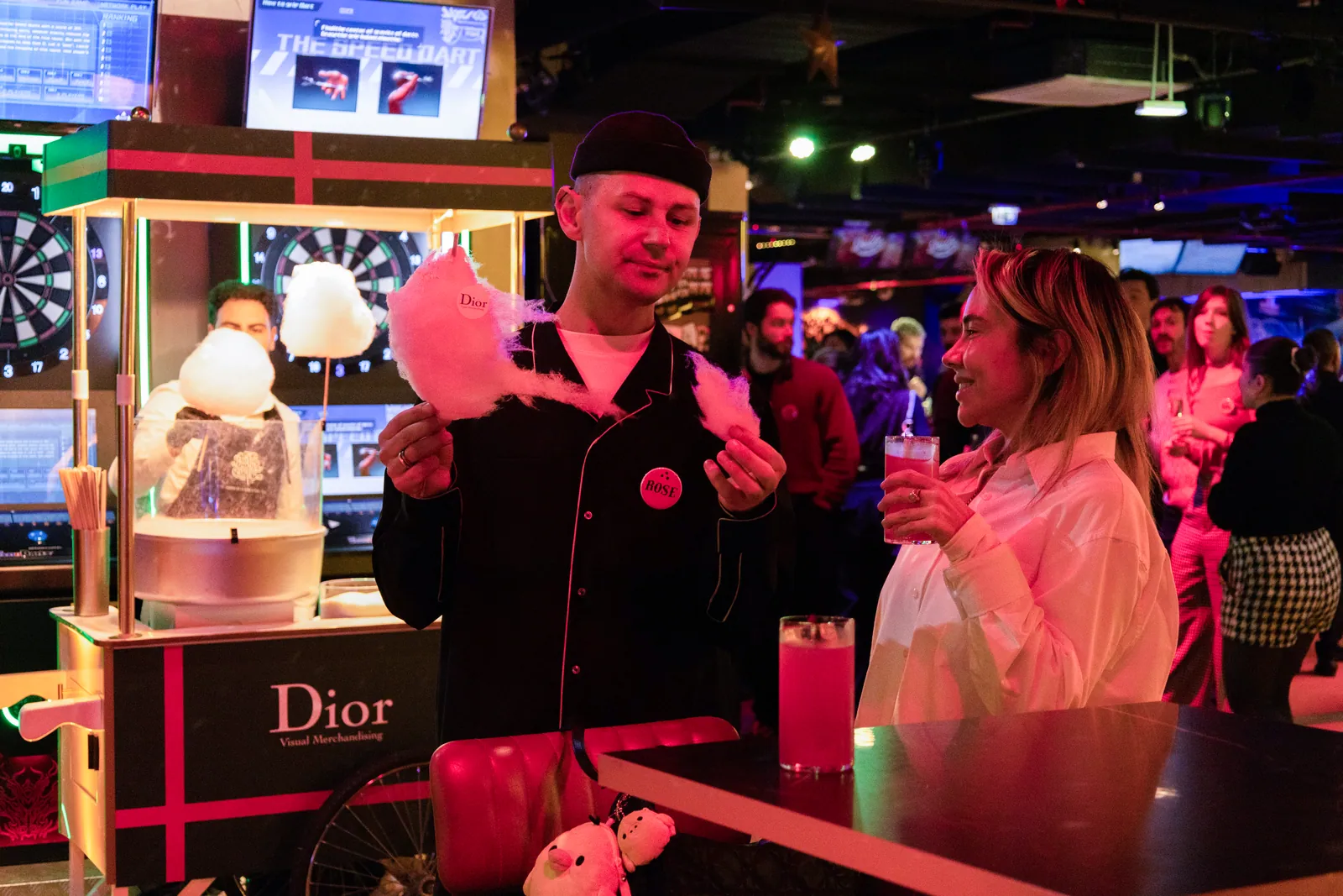 Barbe à papa remise à une invitée pendant la soirée de Noël en entreprise