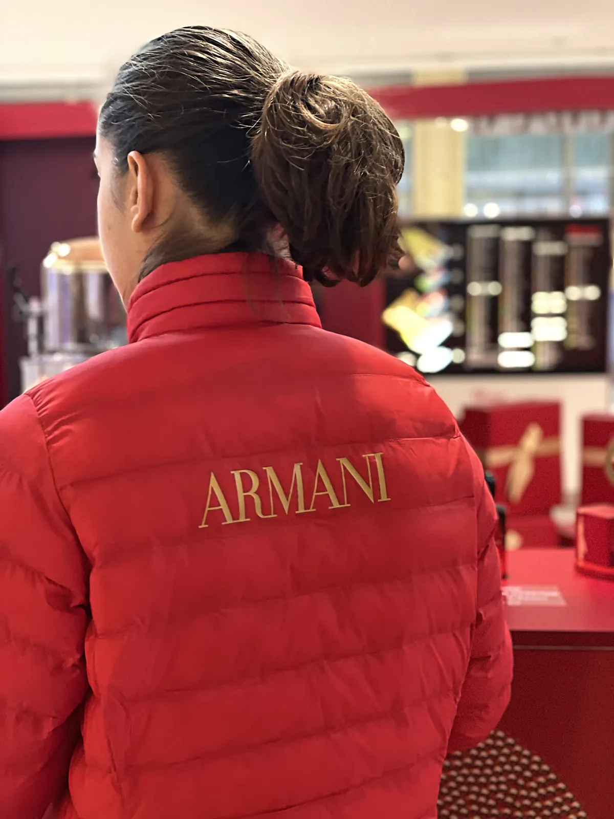 Animatrice en tenue aux couleurs de la marque devant le stand chocolat chaud