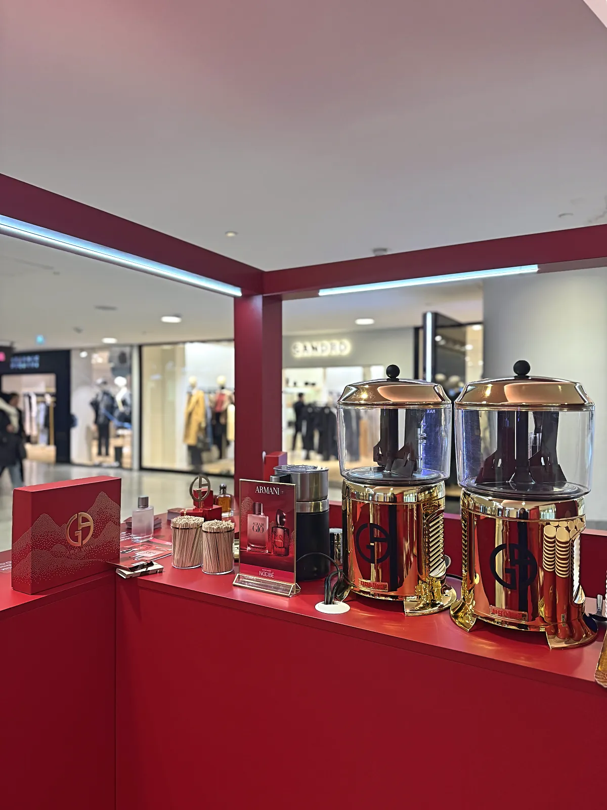 Chocolatières et bocaux de marshmallows sur le comptoir Armani décoré pour Noël