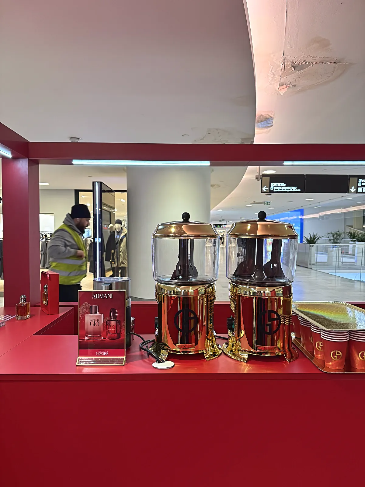 Machines à chocolat chaud dorées habillées au logo de la marque