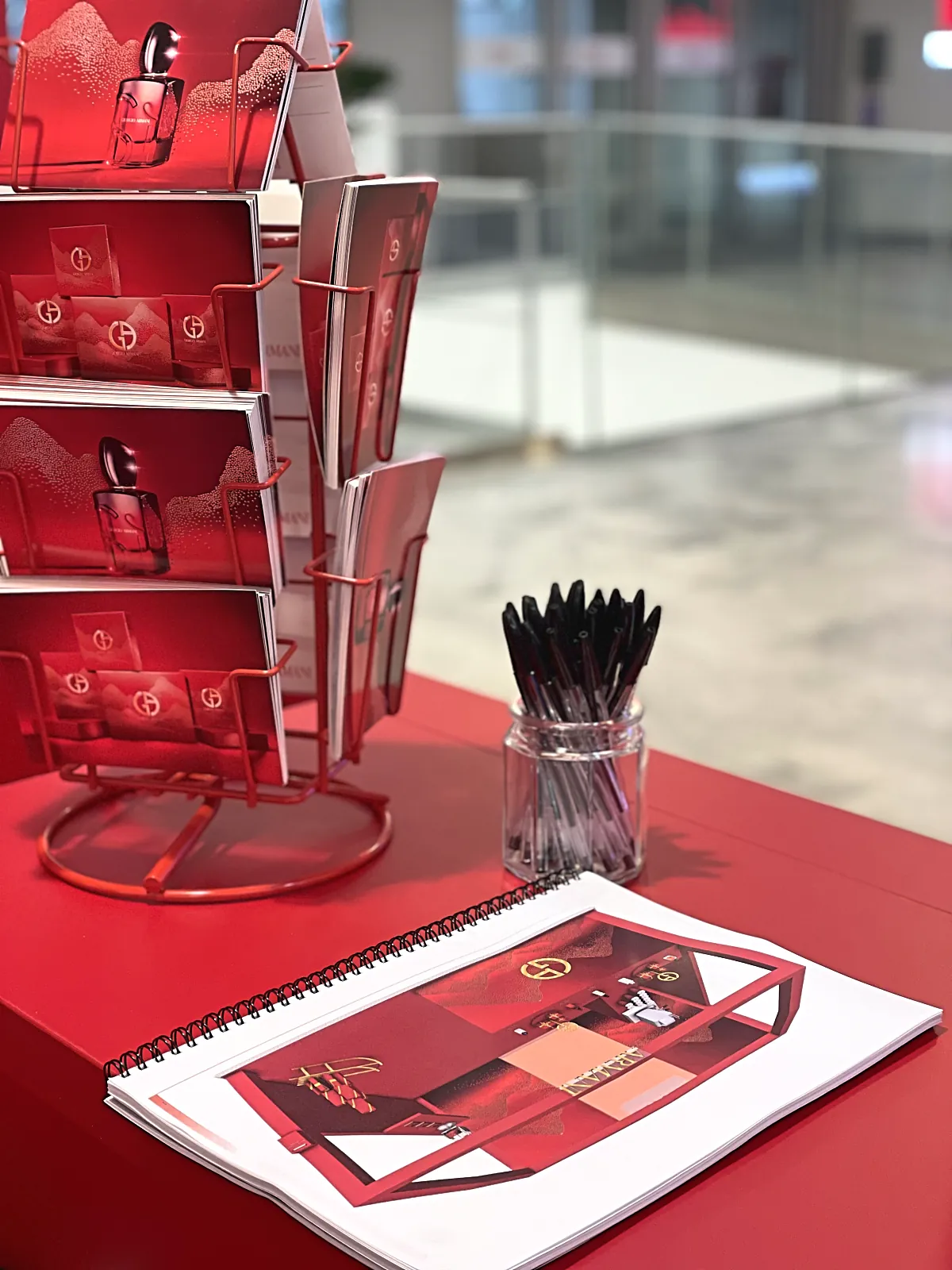 Présentoir d'échantillons et carnet de commande sur le comptoir du corner Noël