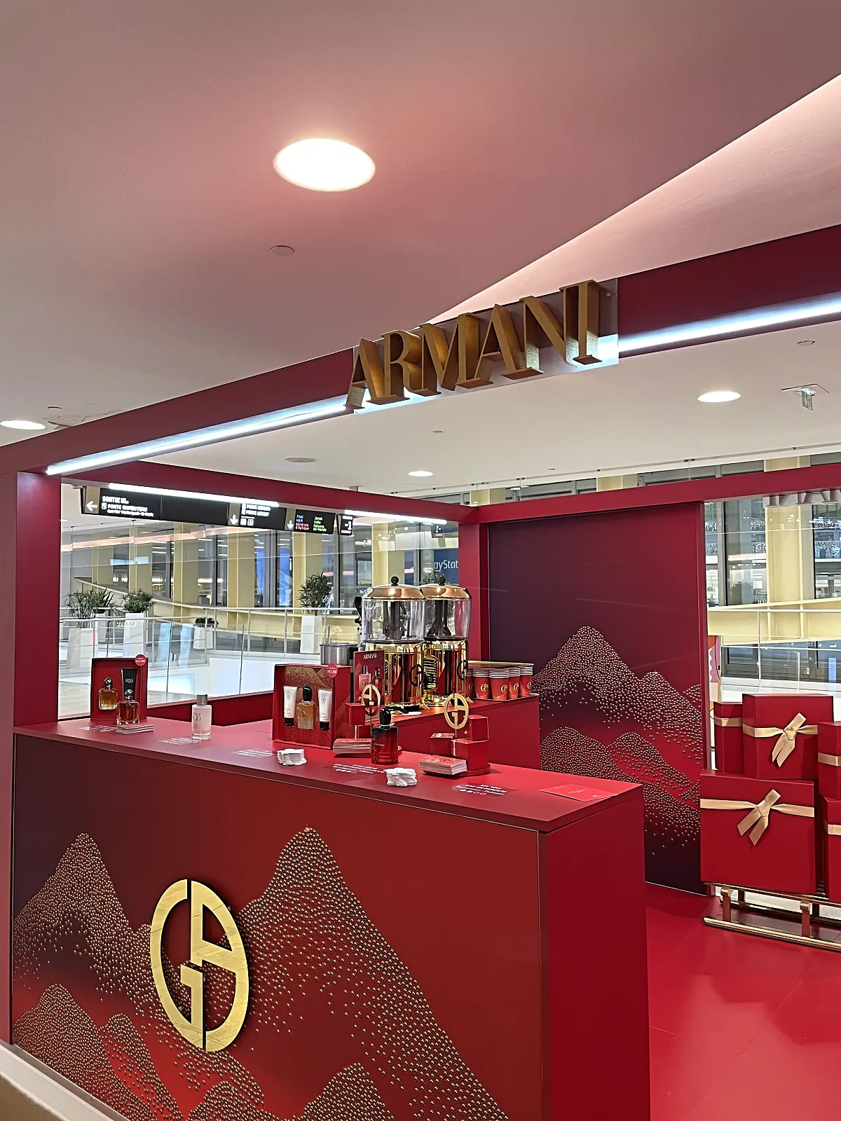 Animation de Noël en boutique : stand chocolat chaud Armani à Westfield Forum des Halles
