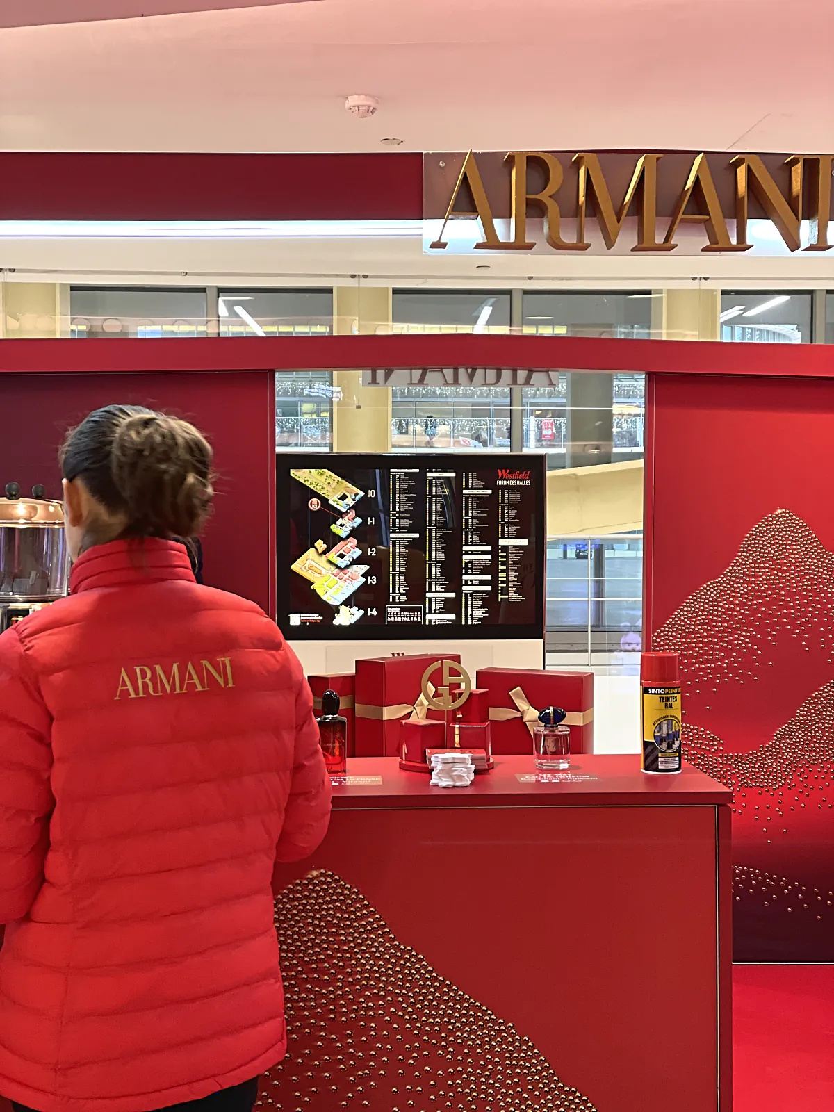 Animatrice au comptoir du corner Noël dans le centre commercial