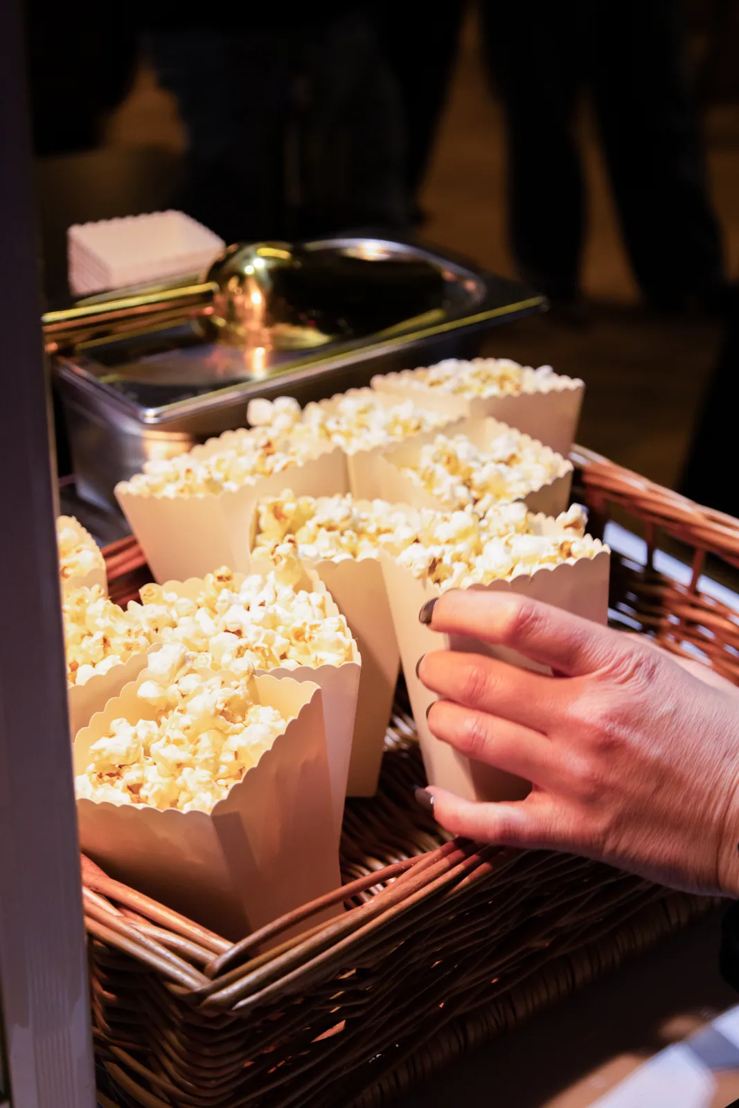 Cornets de popcorn prêts à servir en panier pendant une soirée d'entreprise