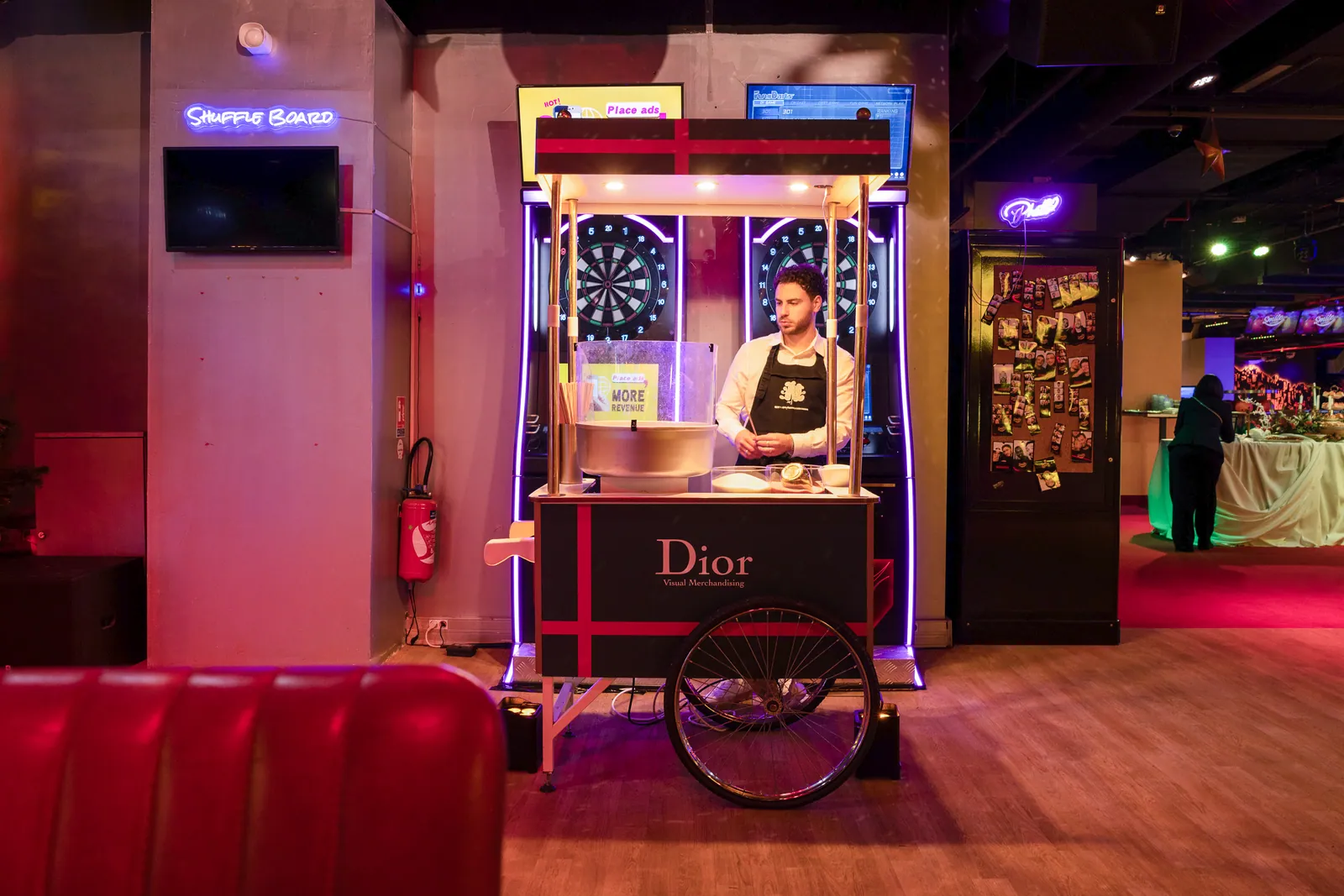 Animation de soirée de fin d'année : chariot barbe à papa habillé aux couleurs de la marque chez Dior