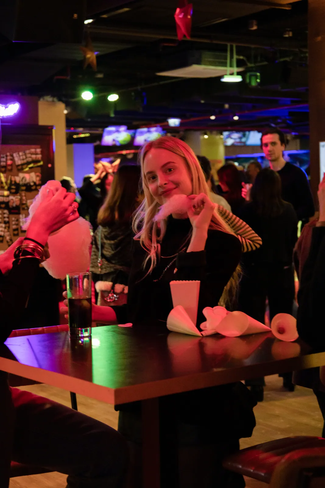 Invitée avec sa barbe à papa personnalisée pendant une soirée de fin d'année en entreprise