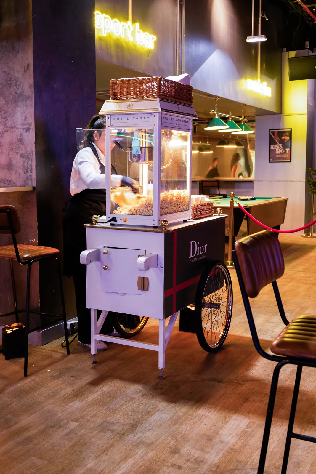 Chariot popcorn habillé aux couleurs de la marque pour une soirée d'entreprise de fin d'année