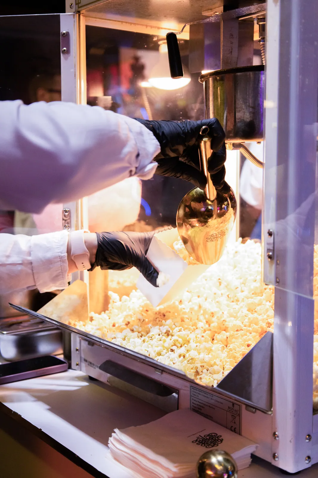 Popcorn servi en cornet sur le stand personnalisé de la soirée