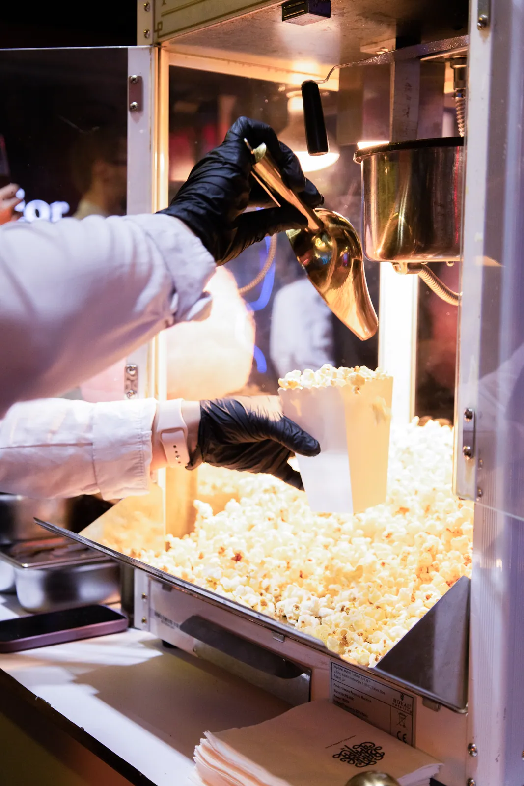 Popcorn servi à la pelle dans un cornet pendant une soirée d'entreprise de fin d'année