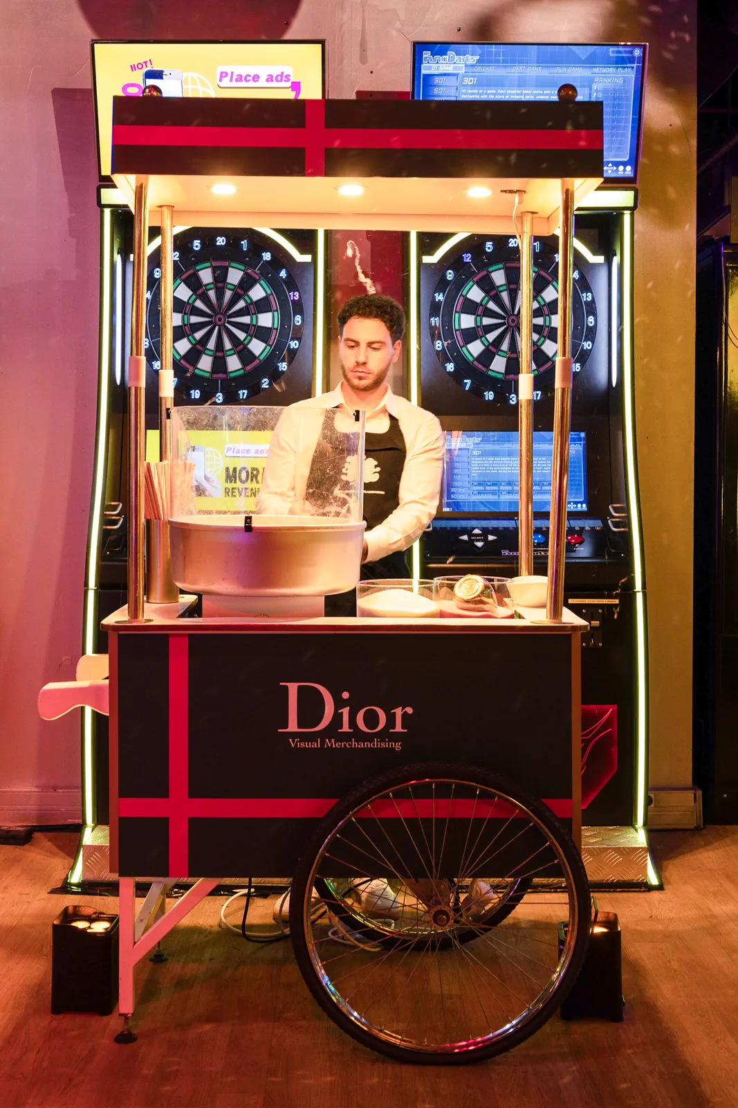 Chariot gourmand personnalisé au nom de l'entité lors de la soirée de fin d'année