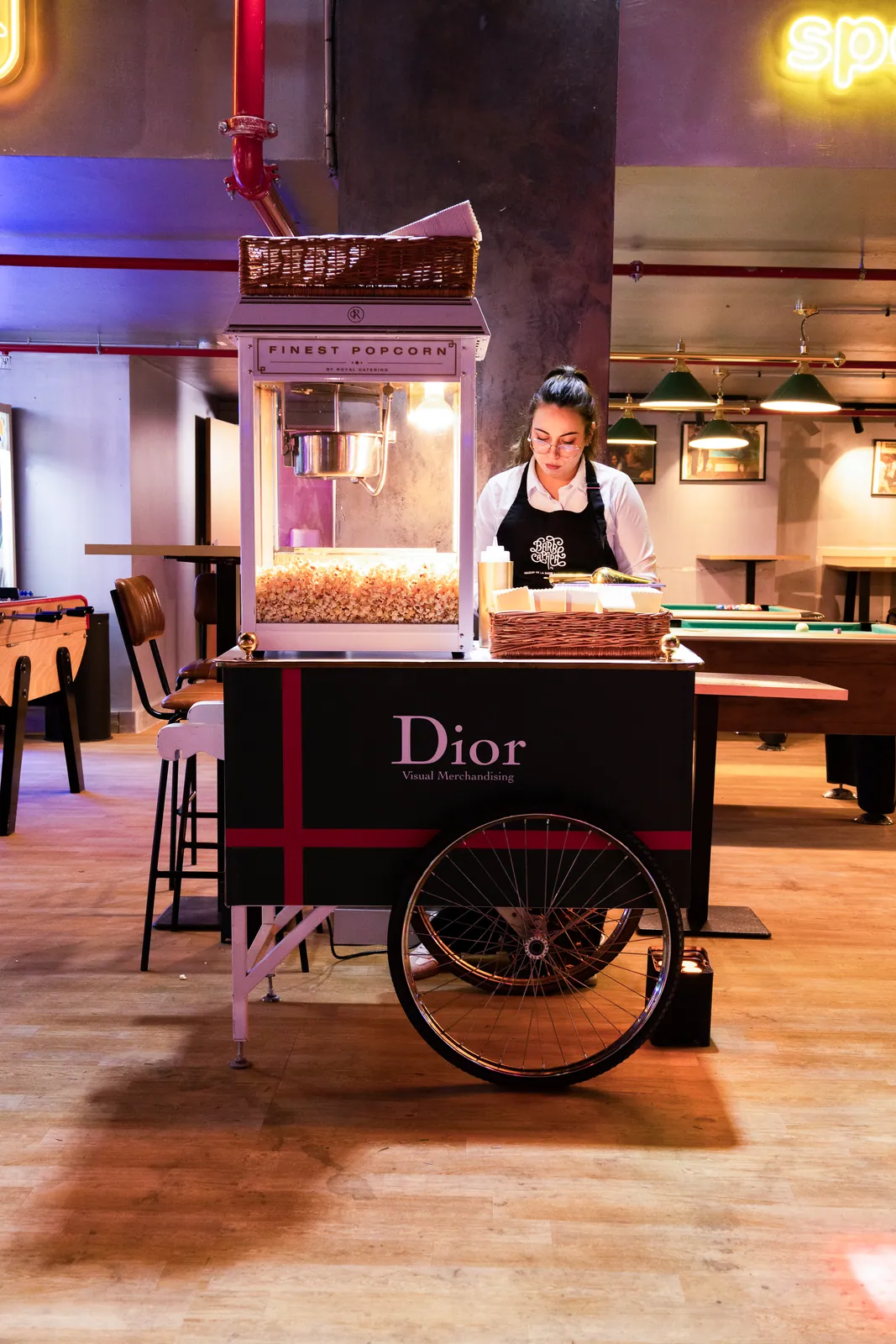 Animatrice au stand popcorn personnalisé pendant une soirée d'entreprise