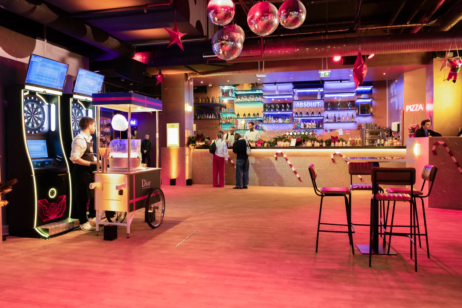 Stand popcorn installé dans un lieu privatisé pendant une soirée de fin d'année