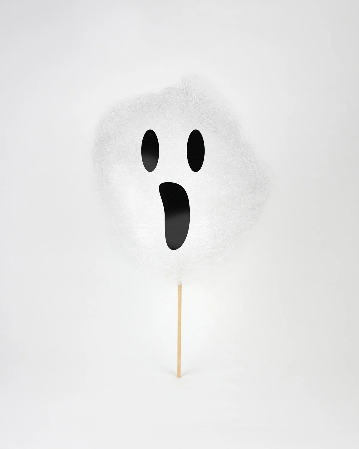 Barbe à papa blanche d'Halloween en forme de fantôme, yeux ronds et bouche ouverte