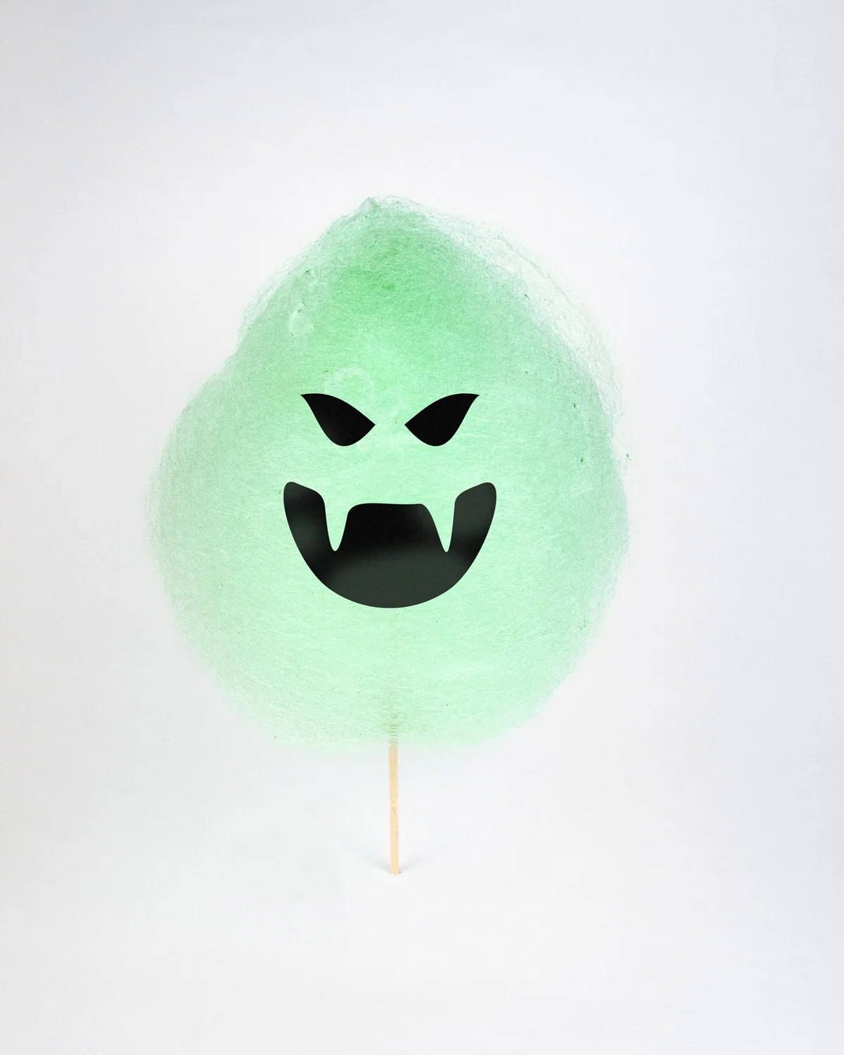 Barbe à papa verte d'Halloween au visage de Frankenstein, sourcils froncés et crocs