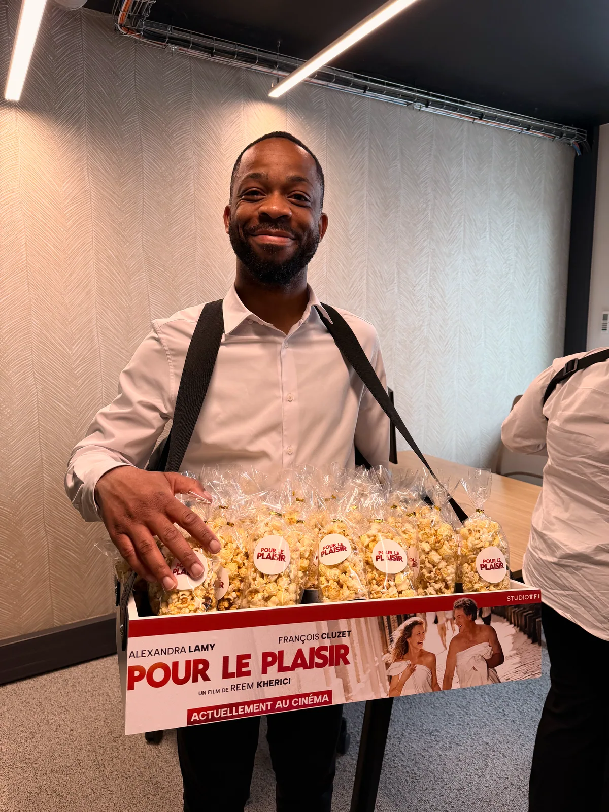 Ouvreur distribuant du pop-corn de marque aux collaborateurs de TF1 Production — Maison de la Barbe à Papa