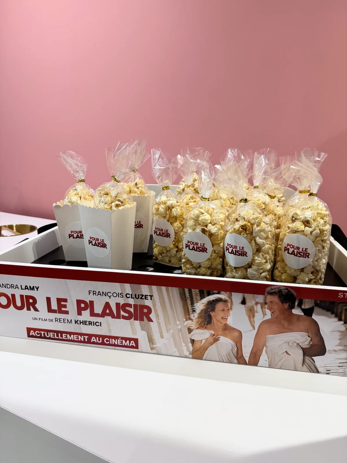 Plateau d'ouvreuse garni de sachets de pop-corn personnalisés aux couleurs du film Pour le plaisir, chez TF1 Production
