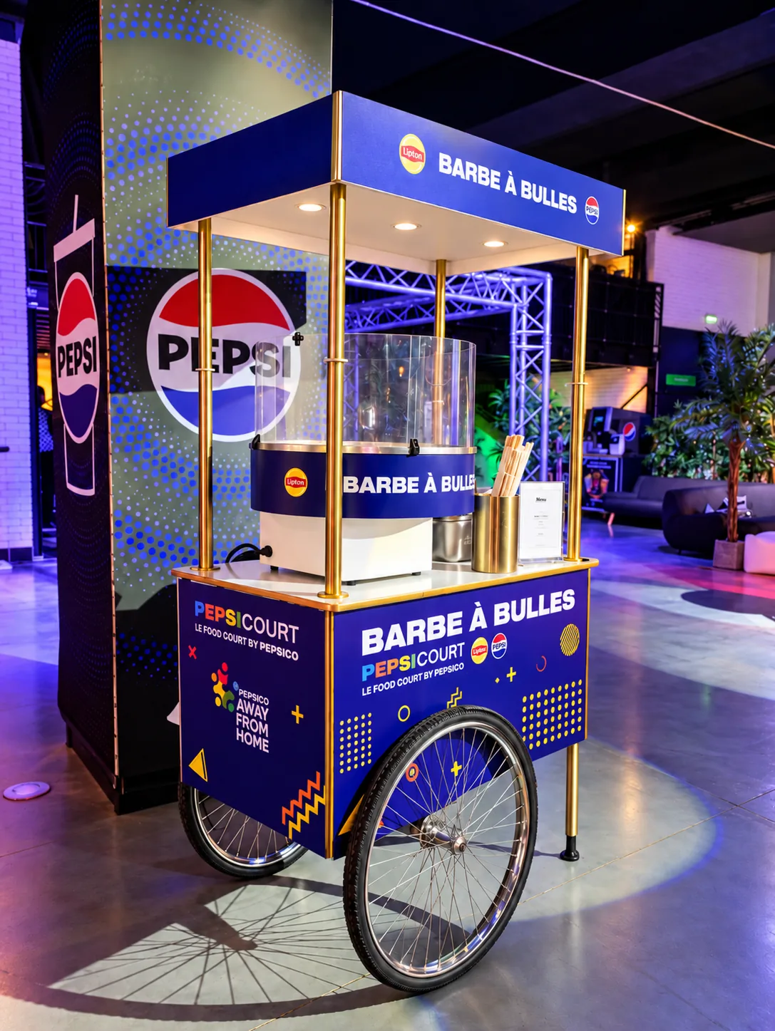 Charrette barbe à papa habillée aux couleurs de PepsiCo pour l'opération Barbe à Bulles