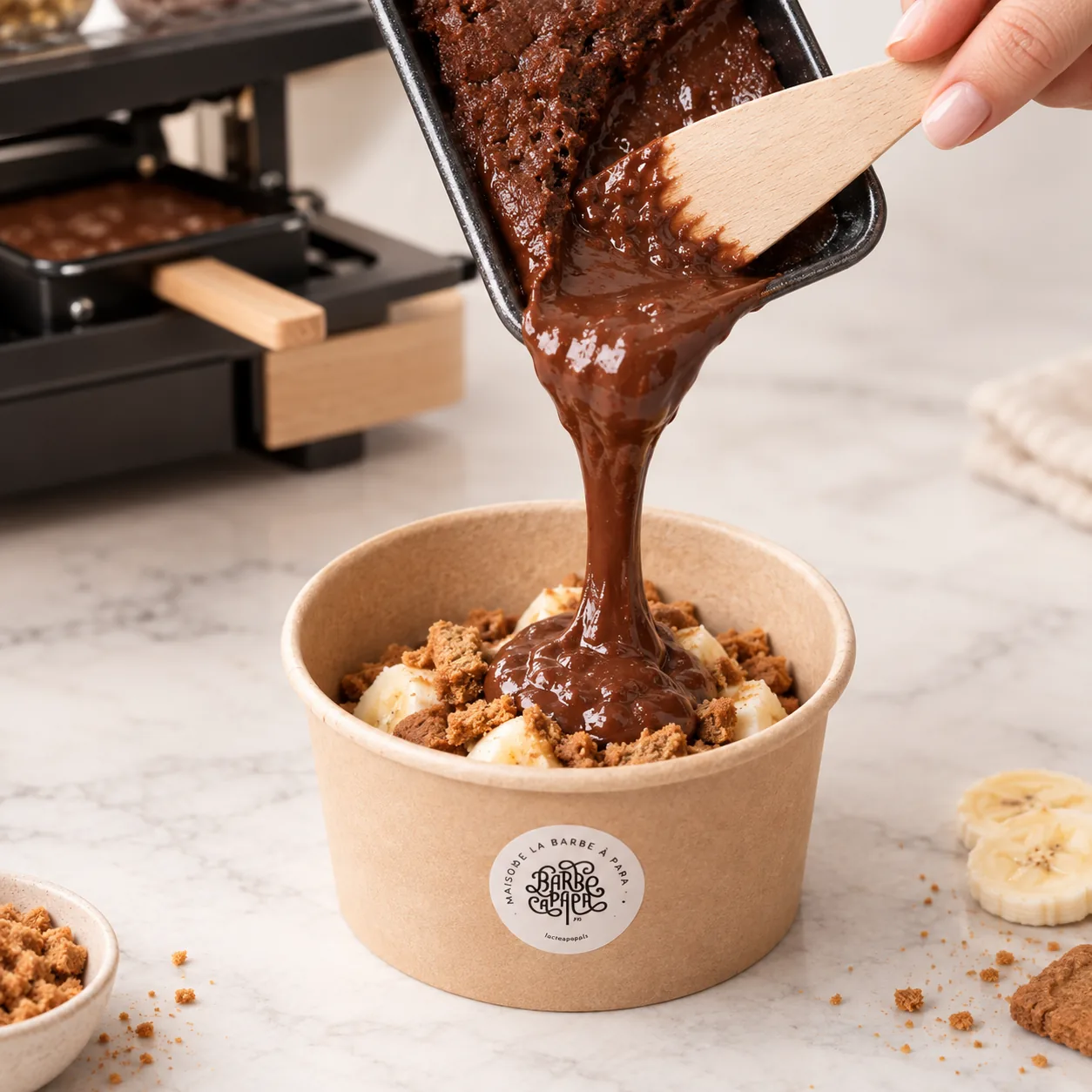 Raclette Choco, fondant au chocolat cuit en po&ecirc;lon de raclette et garni de ses toppings