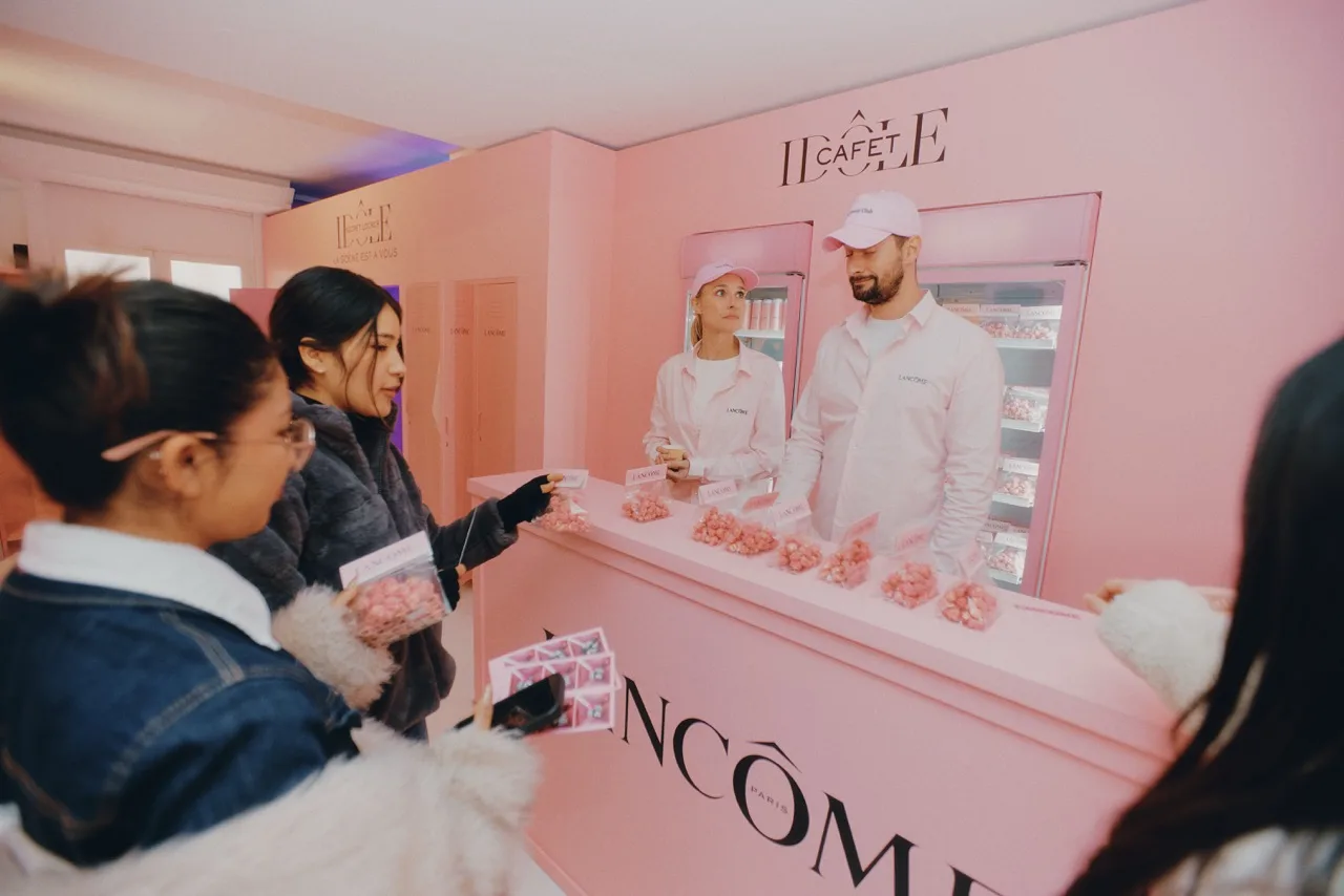Comptoir Lancôme Idôle Café, pop-corn rose servi aux invitées par les barbista