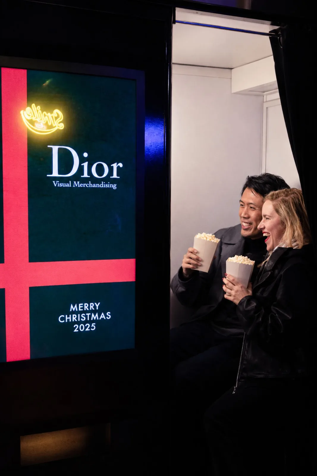 Invités avec leur pop-corn à la soirée de Noël Dior Visual Merchandising