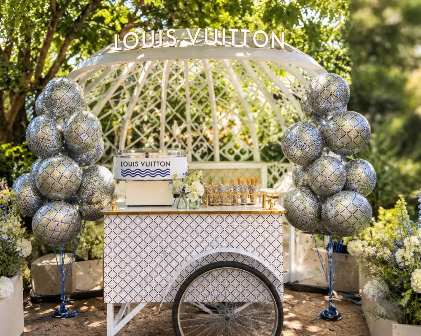 Charrette barbe à papa habillée aux couleurs de Louis Vuitton, cornets et ballons assortis