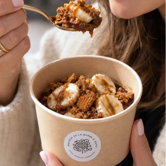 Une invitée déguste sa Raclette Choco à la cuillère, banane, spéculoos et caramel